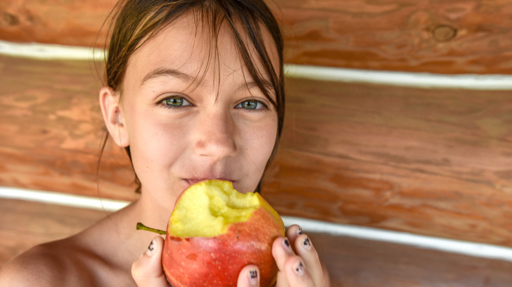 ילדה אוכלת תפוח (צילום:  magda_shutterstock, shutterstock)