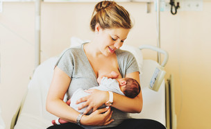 אמא טריה מניקה תינוק בבית החולים לאחר לידה (אילוסטרציה: Anna Nahabed, shutterstock)