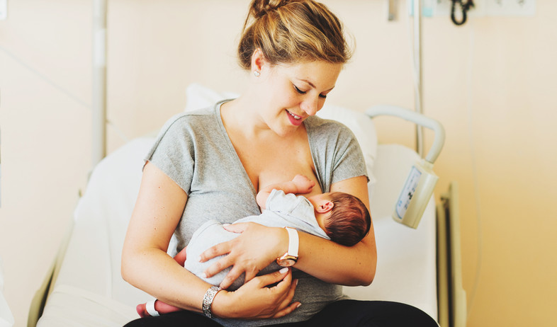 אמא טריה מניקה תינוק בבית החולים לאחר לידה (אילוסטרציה: Anna Nahabed, shutterstock)