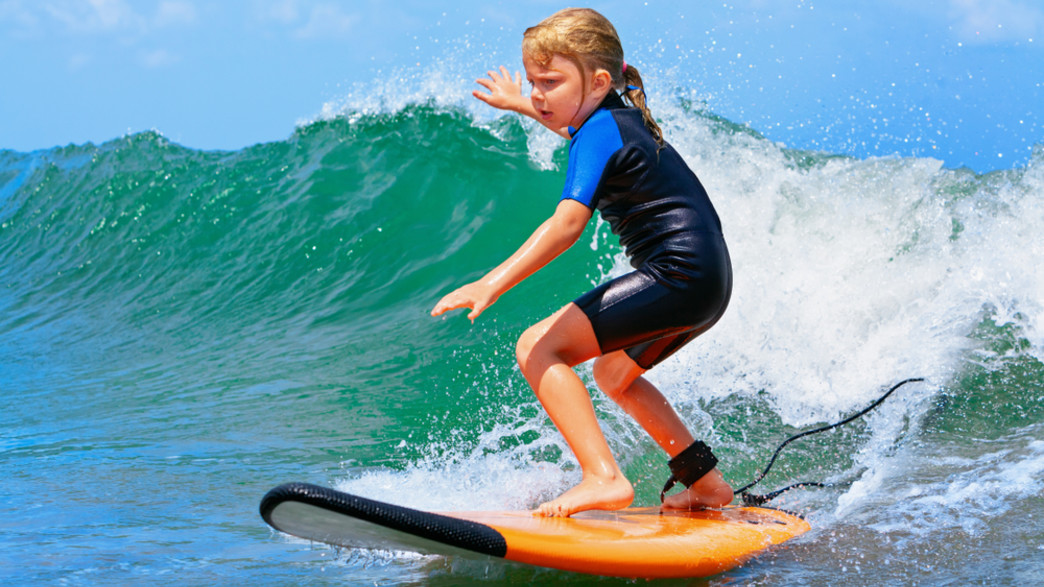 חוג גלישה (צילום: Surfing class for children)