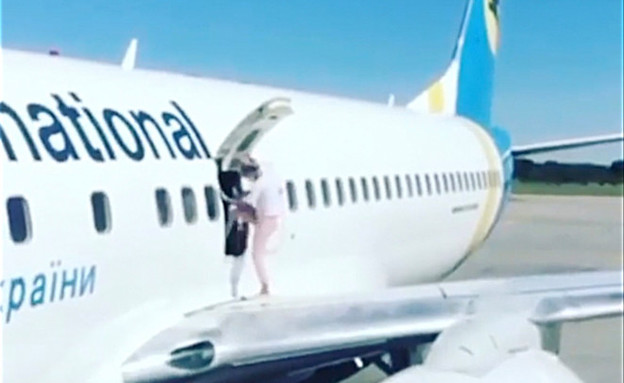 אישה יורדת מפתח החירום של המטוס (צילום: מתוך instagram)