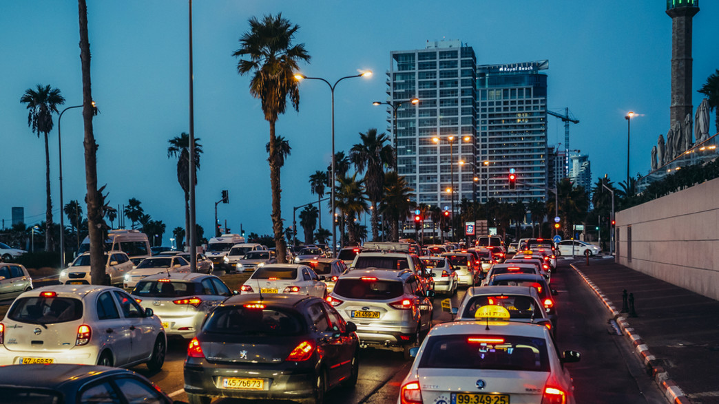 תל אביב בלילה, פקקים, רעש, עיר (צילום: Fotokon, Shutterstock)