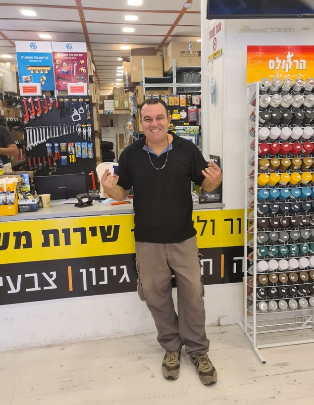 רמי שמואל בחנות החדשה שלו (צילום: באדיבות המצולם)