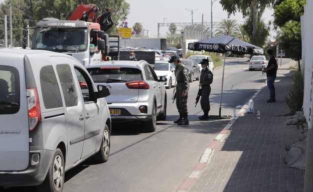 כוחות משטרה אוכפים את הסגר על לוד (צילום: איתן אלחדז/TPS)