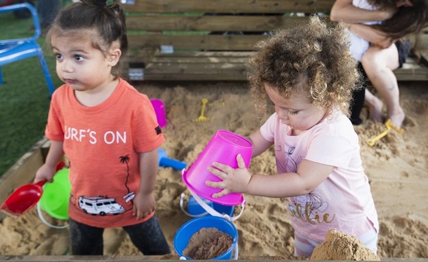 ילדים משחקים בארגזי חול של אורבן 95 (יח``צ: שני הלוי, יחסי ציבור)