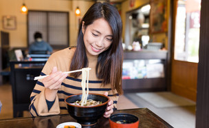 אישה יפנית אוכלת (צילום: leungchopan, shutterstock)