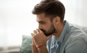 גבר עצוב (צילום: By fizkes, Shutterstock)