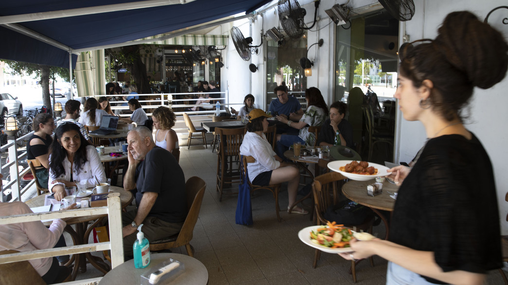 מסעדה בתל אביב בתקופת הקורונה (צילום: Sebastian Scheiner, ap)