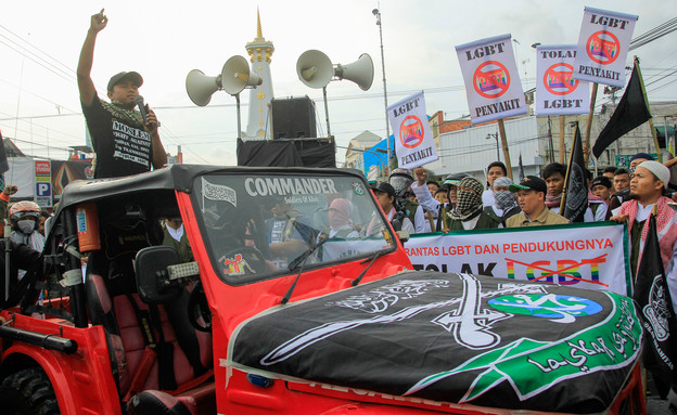 הפגנה נגד להט"בים באינדונזיה (צילום: Paramarta Bari, Shutterstock)