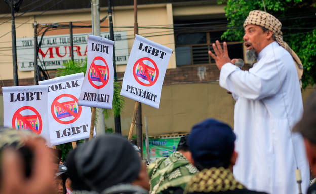 הפגנה נגד להט"ב באינדונזיה  (צילום: Paramarta Bari, Shutterstock)