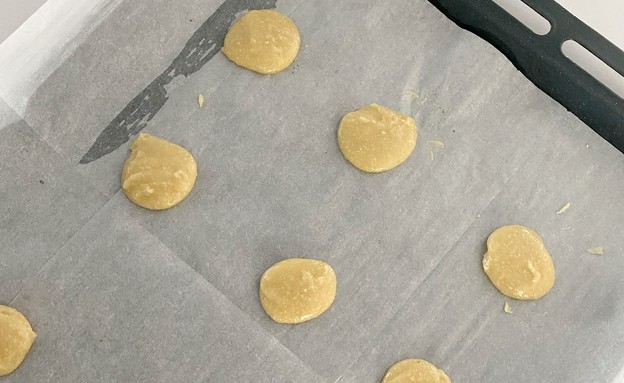 עוגיות דבש דקיקות לפני האפייה