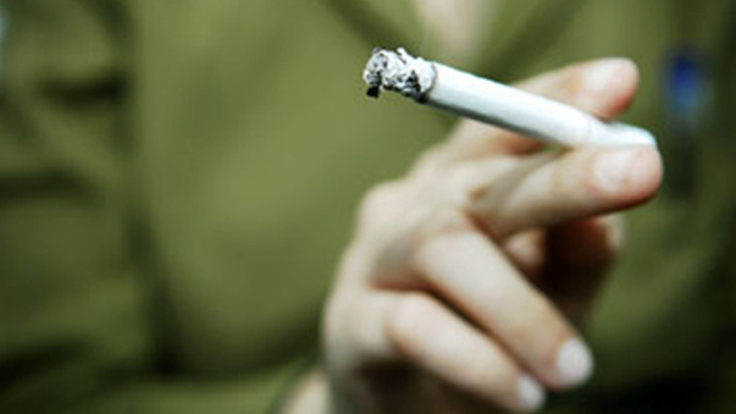 עישון, חייל מעשן סיגריה