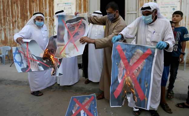 פלסטינים בעזה שורפים תמונות של מלך בחרין  (צילום: רויטרס)