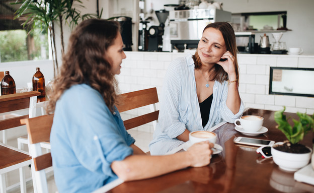 נשים בבית קפה נשים בבית קפה