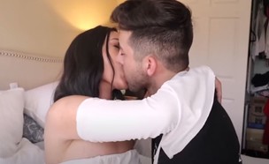 היוטיובר שהתנשק עם אחותו (צילום: Youtube/TrendingPranks)