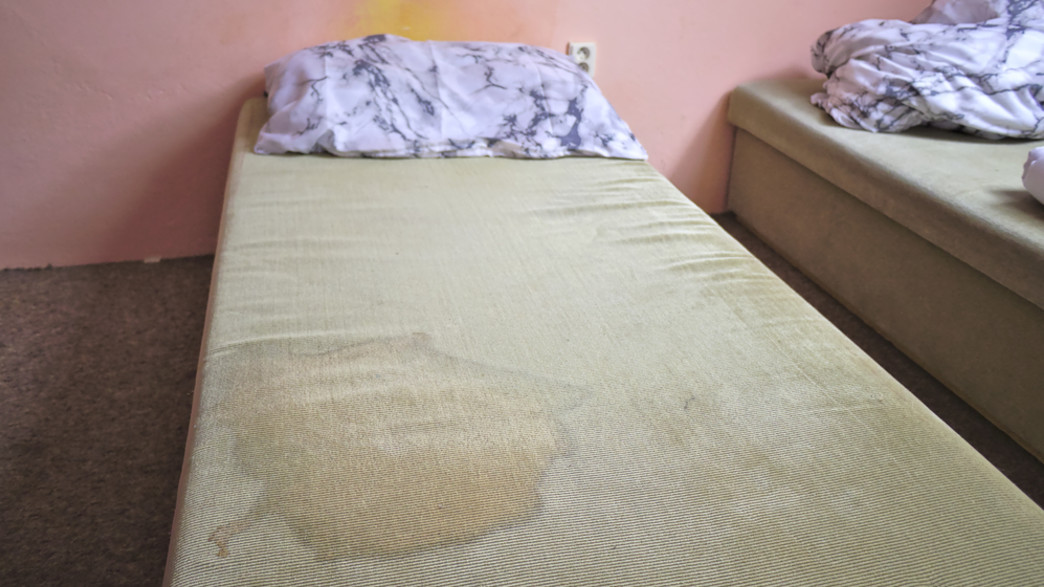 מיטה במלון (צילום: Jarno Holappa, shutterstock)