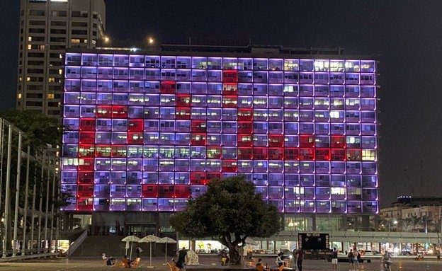 "שלום" על בניין עיריית תל אביב-יפו (צילום: N12)