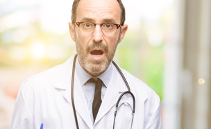 רופא מבוהל (צילום: Aaron Amat , shutterstock)