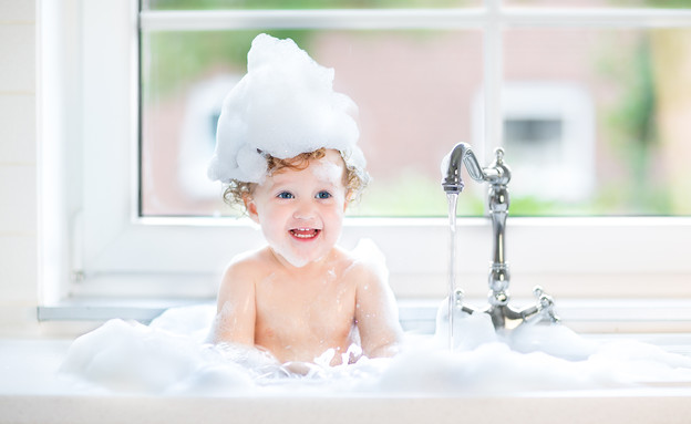 ילד באמבטיה (צילום: shutterstock By FamVeld)