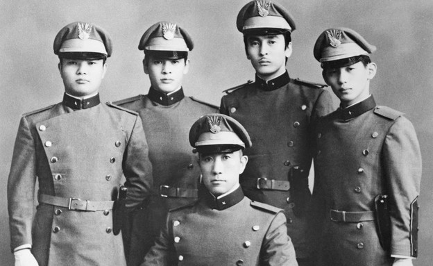 יוקיו מישימה (במרכז), יחד עם חבריו למיליציה הפרטית (צילום: Bettmann/Contributor, Getty Images)