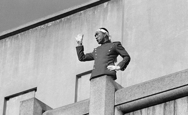 יוקיו מישימה לפני ששם קץ לחייו על גג משרד החוץ היפ (צילום: JIJI PRES/AFP, Getty Images)