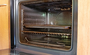 תנור אפייה מלוכלך (צילום:  MyImages - Micha, Shutterstock)