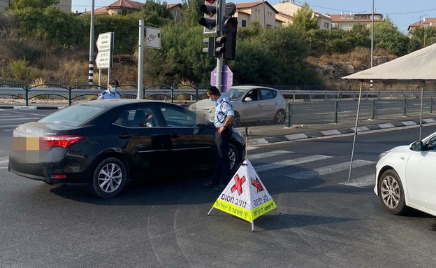 רכב פורץ את מחסום חשמונאים (צילום: דוברות המשטרה)