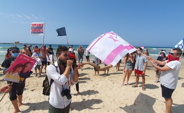 עשרות מפגינים נגד הסגר בחוף הים בתל אביב