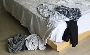 חולצות זרוקות על מיטה (צילום: shutterstock / nutcd32)