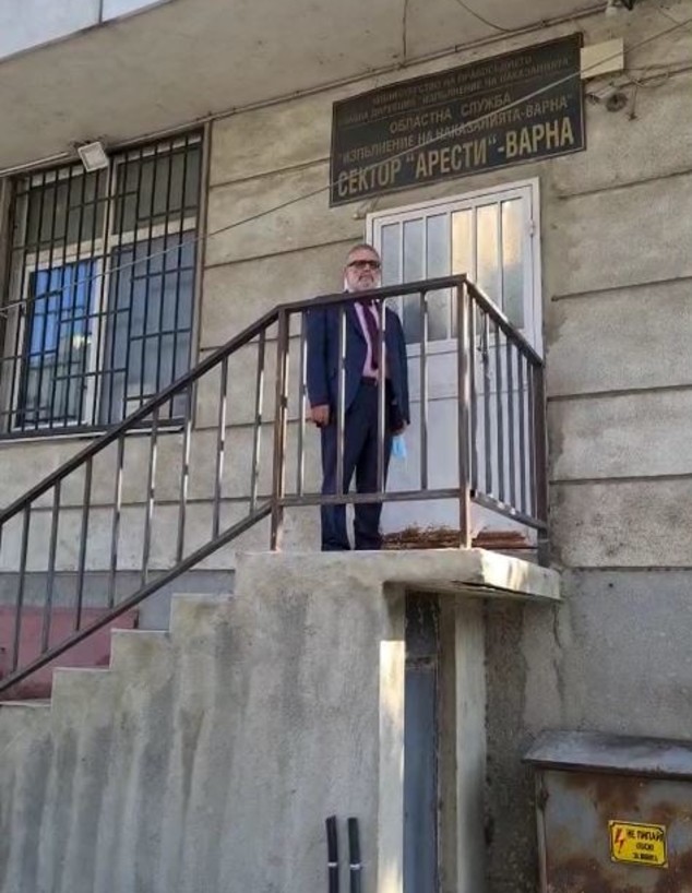 עו"ד מרדכי ציבין סמוך לבית המעצר של הבנות