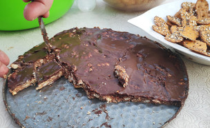 נועה מכינה עוגת יומולדת (צילום: עצמי)