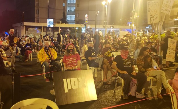 הפגנה בבלפור מאות בני אדם שיושבים על כיסאות במרחק 2 מטרים (צילום: החדשות 12, החדשות12)