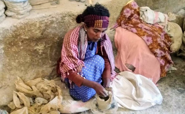 אישה עוסקת בקדרות במתחם בתי מלאכה בקהילת דברא-ברהן באתיופיה (צילום: באדיבות ד"ר מלכה שבתאי)