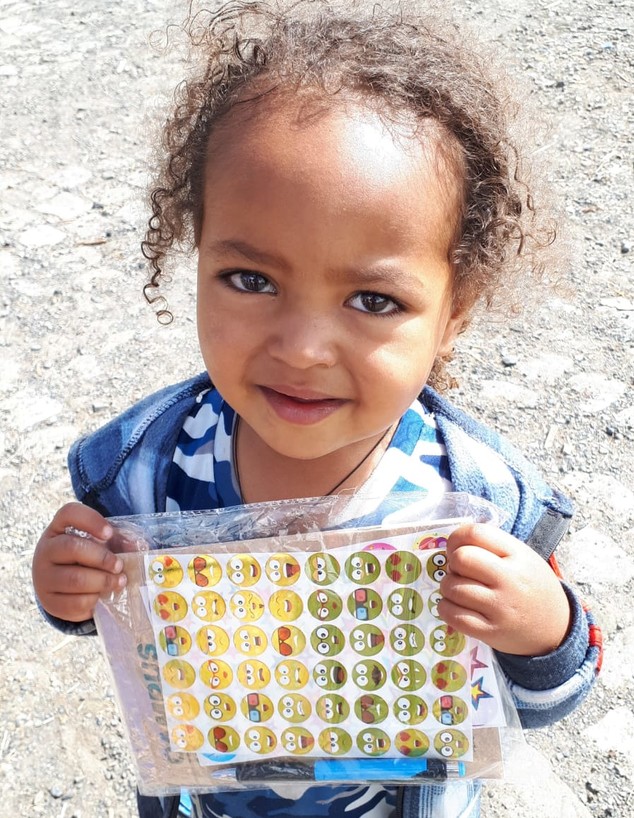 ילדה מהקהילה הנסתרת באתיופיה שקיבלה מדבקות במתנה מהמשלחת (צילום: באדיבות ד"ר מלכה שבתאי)