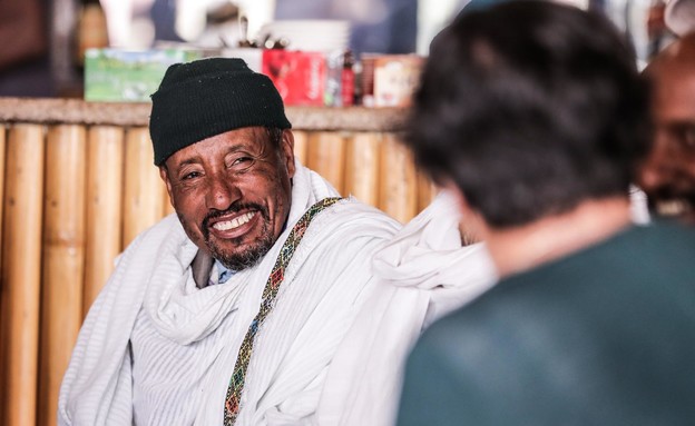 אחד מחברי הקהילה הנסתרת באתיופיה במפגש עם המשלחת מישראל (צילום: באדיבות ד