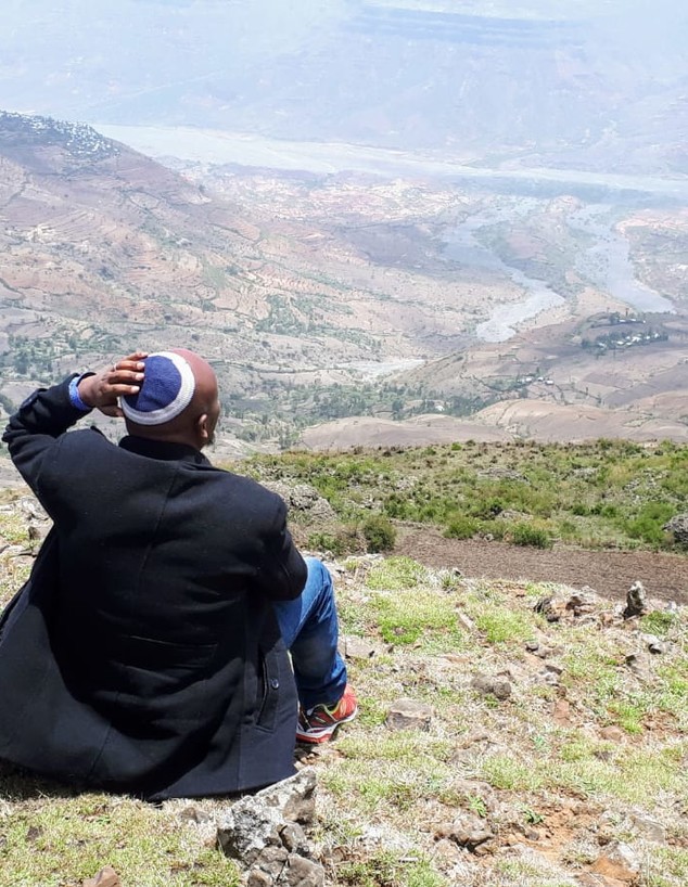 אחד מחברי הקהילה הנסתרת מאתיופיה משקיף על הכפרים היהודים בעמק (צילום: באדיבות ד