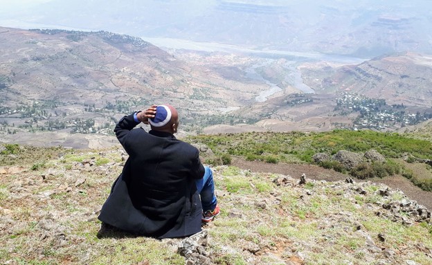 אחד מחברי הקהילה הנסתרת מאתיופיה משקיף על הכפרים היהודים בעמק (צילום: באדיבות ד"ר מלכה שבתאי)