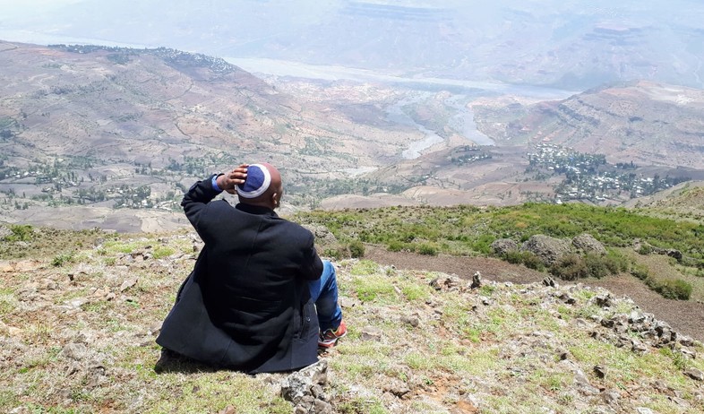 אחד מחברי הקהילה הנסתרת מאתיופיה משקיף על הכפרים היהודים בעמק (צילום: באדיבות ד"ר מלכה שבתאי)