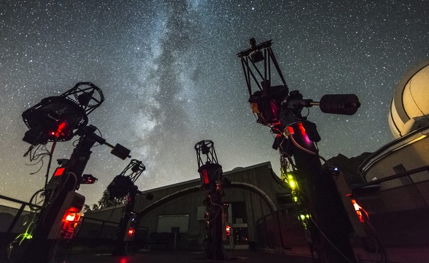 טלסקופי מחקר מדעיים בפעולה (צילום: Giovanni Antico)
