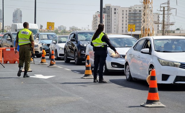 כוחות משטרה אוכפים את הסגר הכללי (צילום: דוברות המשטרה)