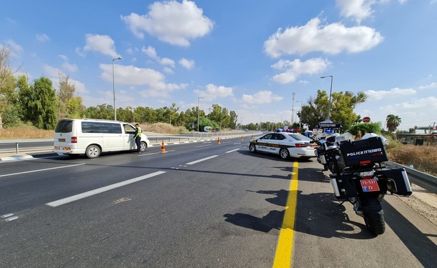 כוחות משטרה אוכפים את הסגר הכללי (צילום: דוברות המשטרה)