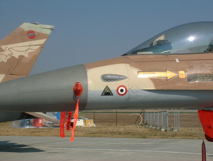 מטוס F16 שמוטבע עליו סמל מבצע אופרה