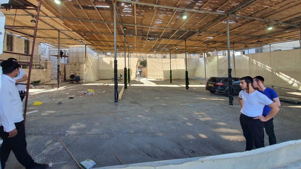 סוכות ענק שנבנו בשכונת מאה שערים בניגוד להנחיות
