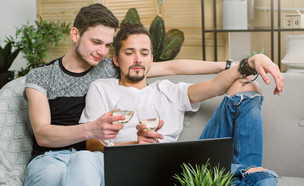 זוג גברים רואה סרט (צילום: SofikoS, Shutterstock)