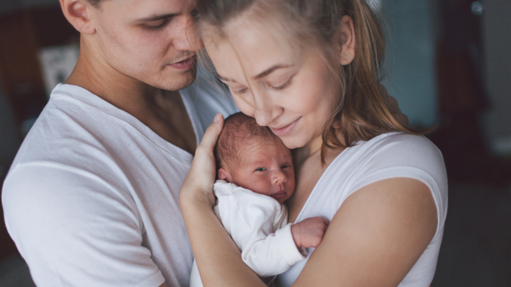 אמא אבא ותינוק שזה עתה נולד