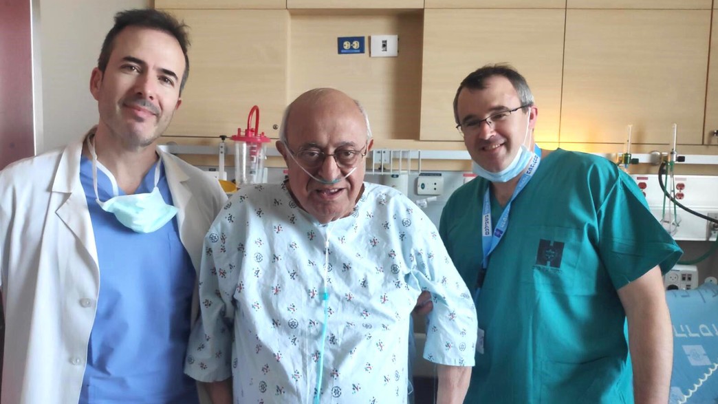 בן 74 עבר ניתוח בעמוד השדרה כשהוא ער בן 74 עבר ניתוח בעמוד השדרה כשהוא ער