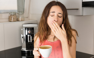 אישה עייפה שותה קפה (צילום:  Summersky, shutterstock)