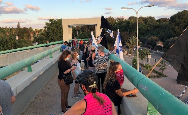  המחאה נגד נתניהו בגשר רישפון (צילום: N12)