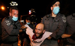 עצורים בהפגנה בהבימה תל אביב (צילום: רויטרס, רויטרס_)