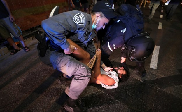 עצורים בהפגנה בהבימה תל אביב (צילום: רויטרס, רויטרס_)